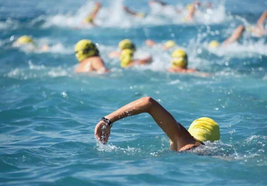 游泳比賽時(shí),水質(zhì)對運(yùn)動(dòng)員的影響